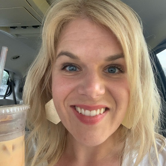 Meet your Posher, Lauren - Picture 3 of 4